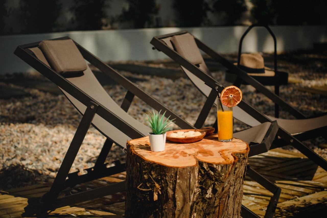 Hotel A House In Estoril - Adults Only Exteriér fotografie A tree stump table