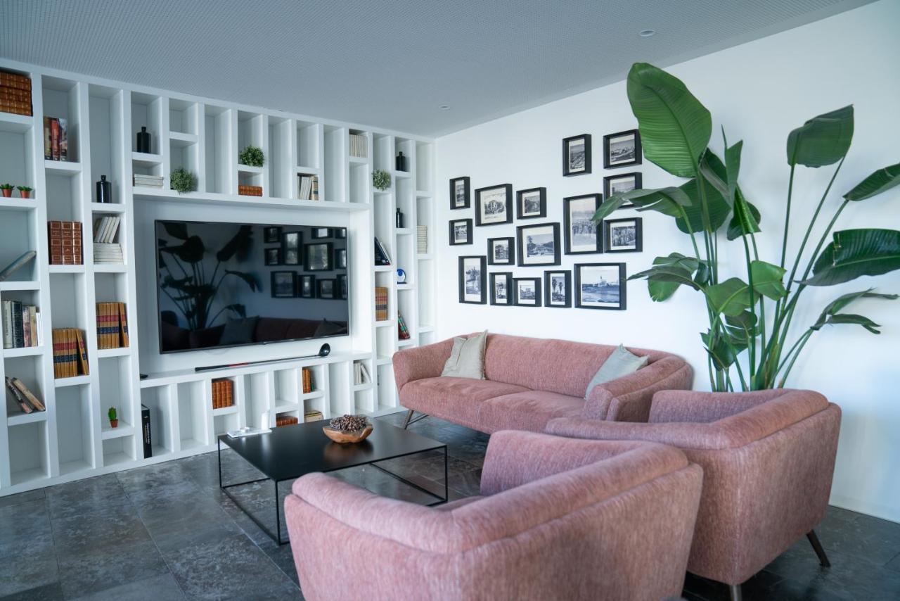 Hotel A House In Estoril - Adults Only Exteriér fotografie A living room with a television