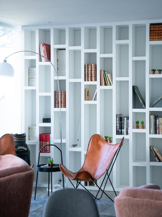 Hotel A House In Estoril - Adults Only Exteriér fotografie A bookcase